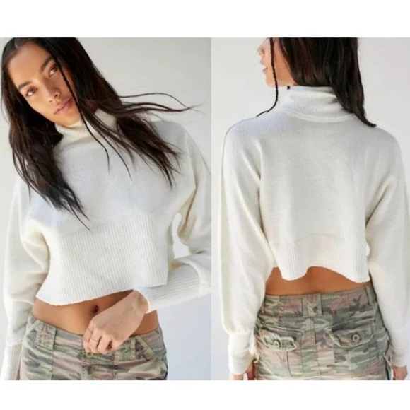 Urban Outfitters Finley Cropped Turtleneck Sweater Size XS - Picture 7 of 7